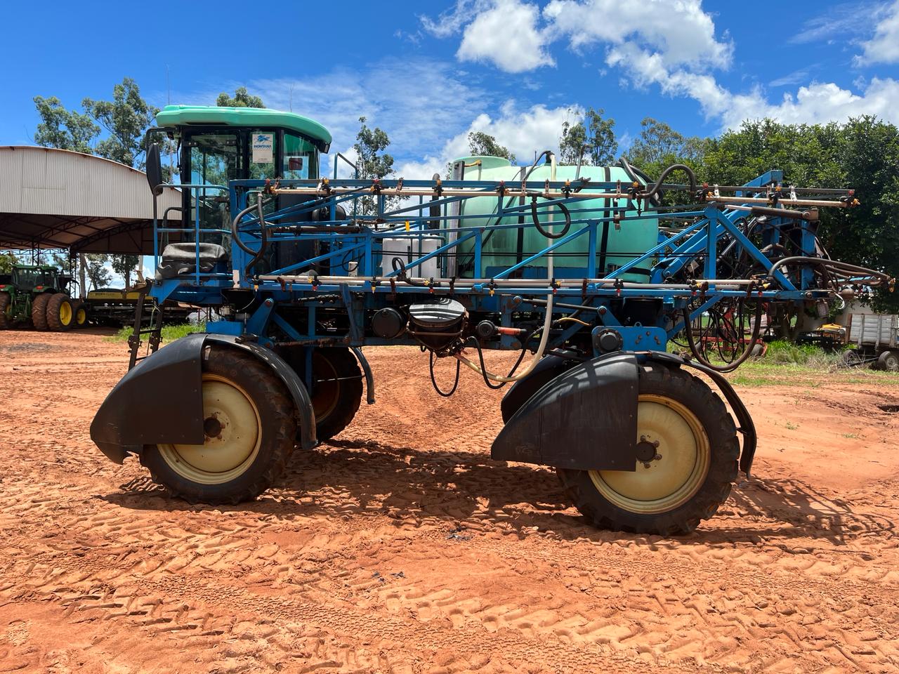 PULVERIZADOR MARCA MONTANA MODELO BOXER 2000 LITROS ANO 2010