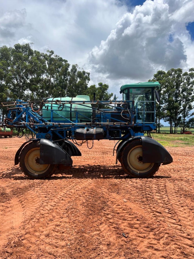 PULVERIZADOR MARCA MONTANA MODELO BOXER 2000 LITROS ANO 2010