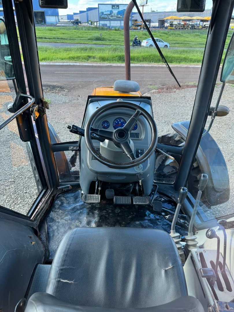 TRATOR VALTRA MODELO BM 110 ANO 2012 COM CABINE TECNO JET.