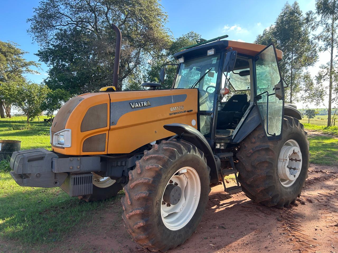 TRATOR VALTRA MODELO BM 125i COM CABINE ORIGINAL, ANO 2011