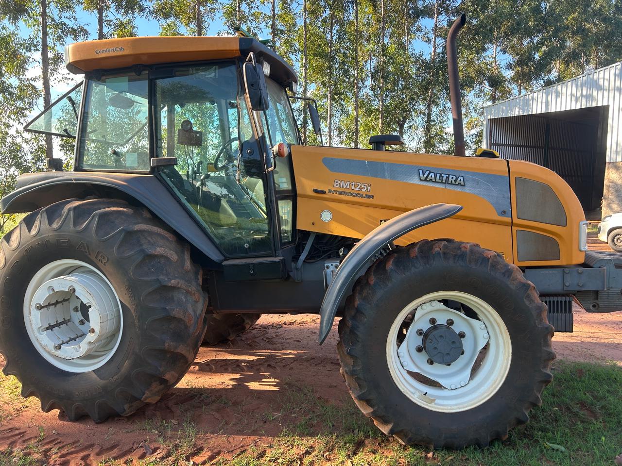 TRATOR VALTRA MODELO BM 125i COM CABINE ORIGINAL, ANO 2011