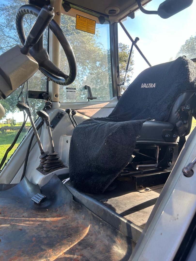 TRATOR VALTRA MODELO BM 125i COM CABINE ORIGINAL, ANO 2011