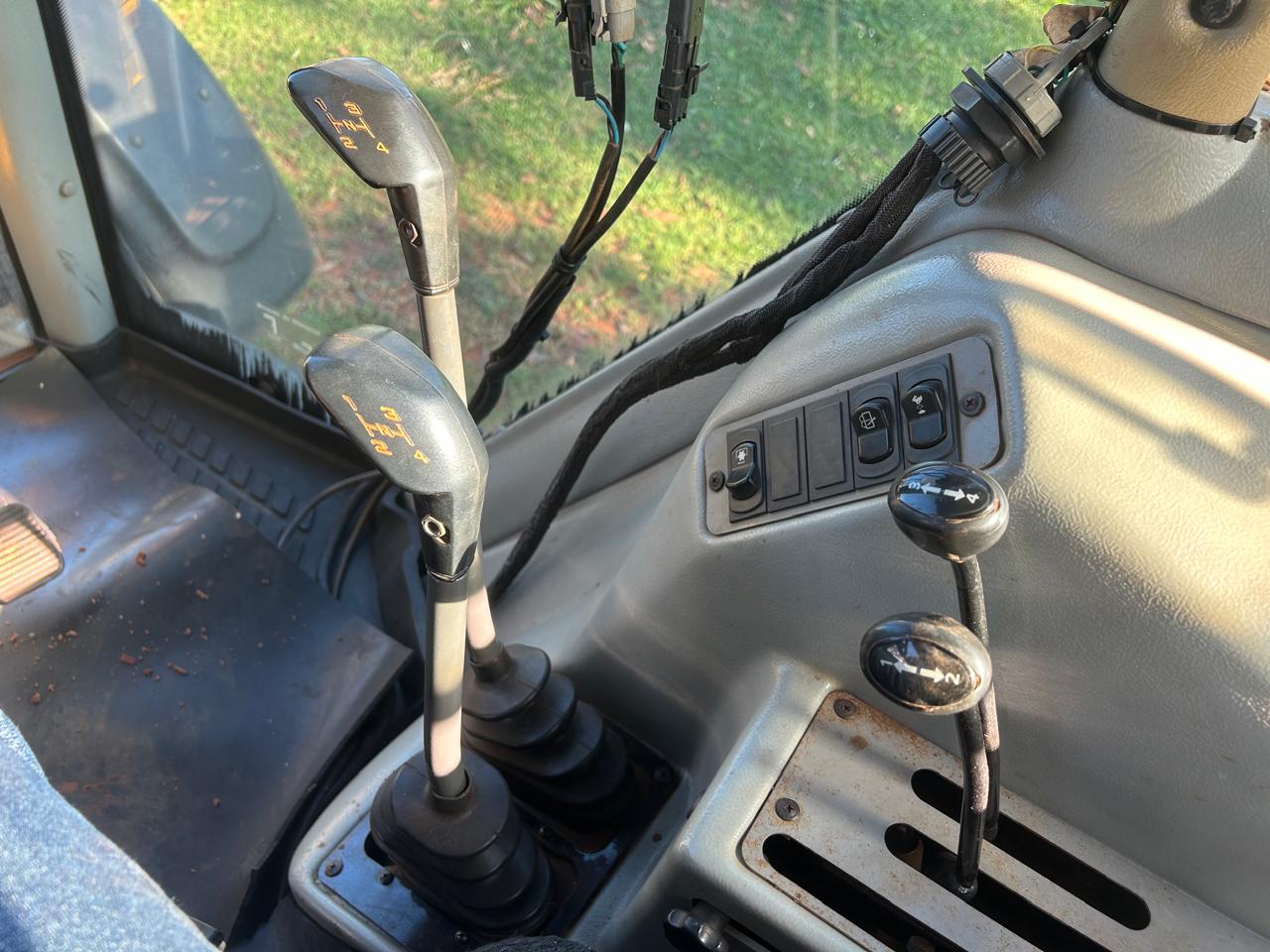 TRATOR VALTRA MODELO BM 125i COM CABINE ORIGINAL, ANO 2011