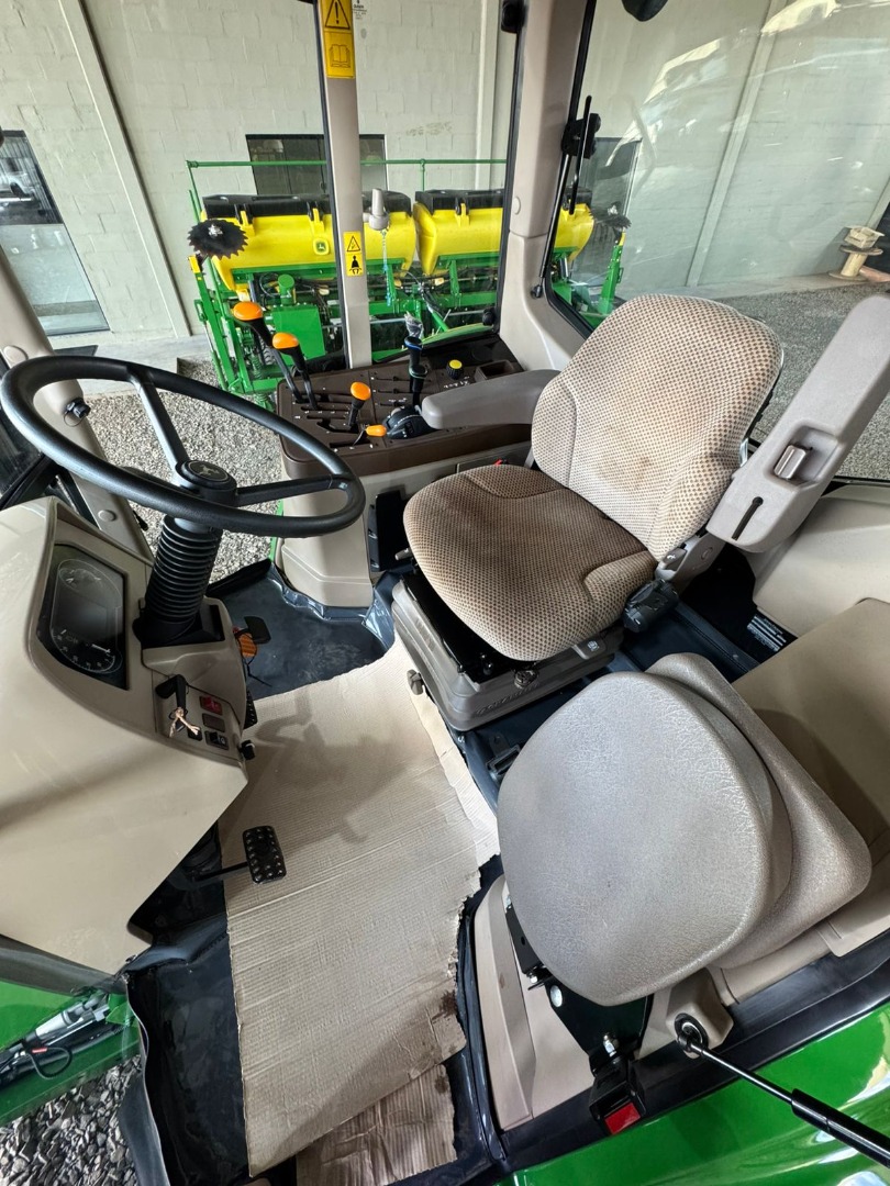 TRATOR JOHN DEERE MODELO 6150J ANO 2022 COM APENAS 445 HORAS TRABALHADAS.