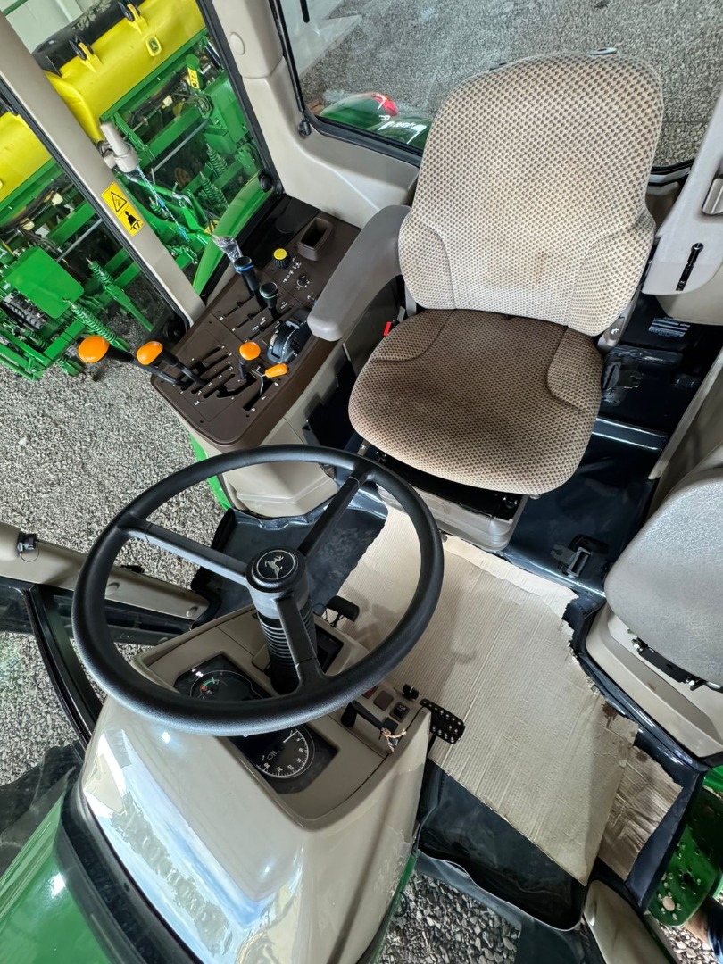 TRATOR JOHN DEERE MODELO 6150J ANO 2022 COM APENAS 445 HORAS TRABALHADAS.