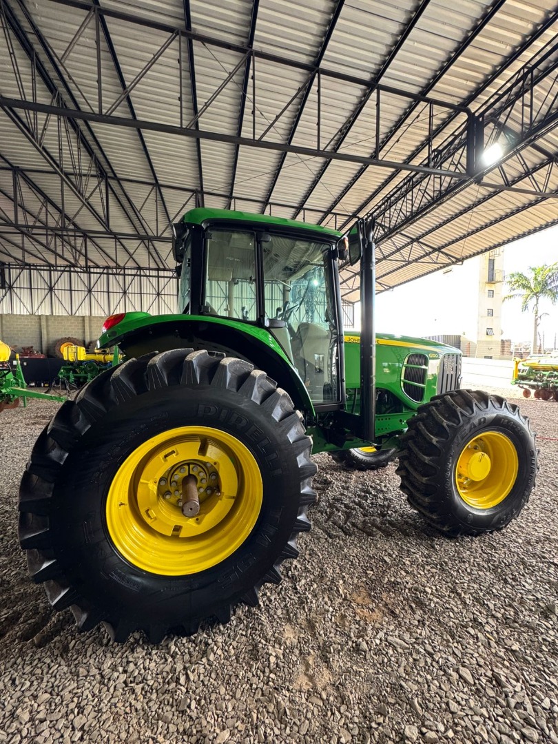 TRATOR JOHN DEERE MODELO 6150J ANO 2022 COM APENAS 445 HORAS TRABALHADAS.