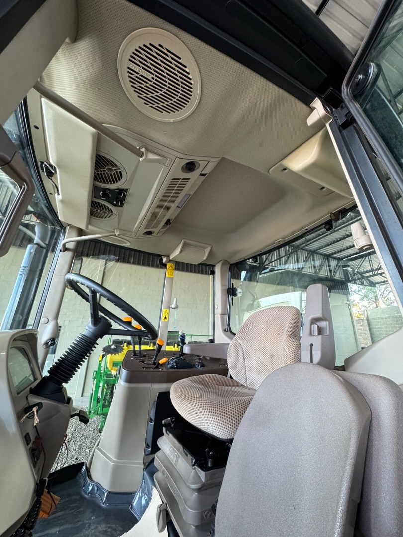 TRATOR JOHN DEERE MODELO 6150J ANO 2022 COM APENAS 445 HORAS TRABALHADAS.