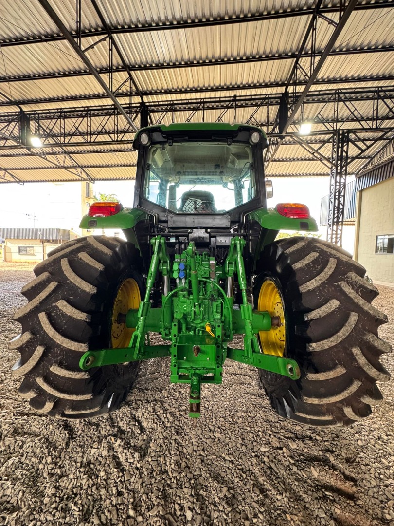 TRATOR JOHN DEERE MODELO 6150J ANO 2022 COM APENAS 445 HORAS TRABALHADAS.