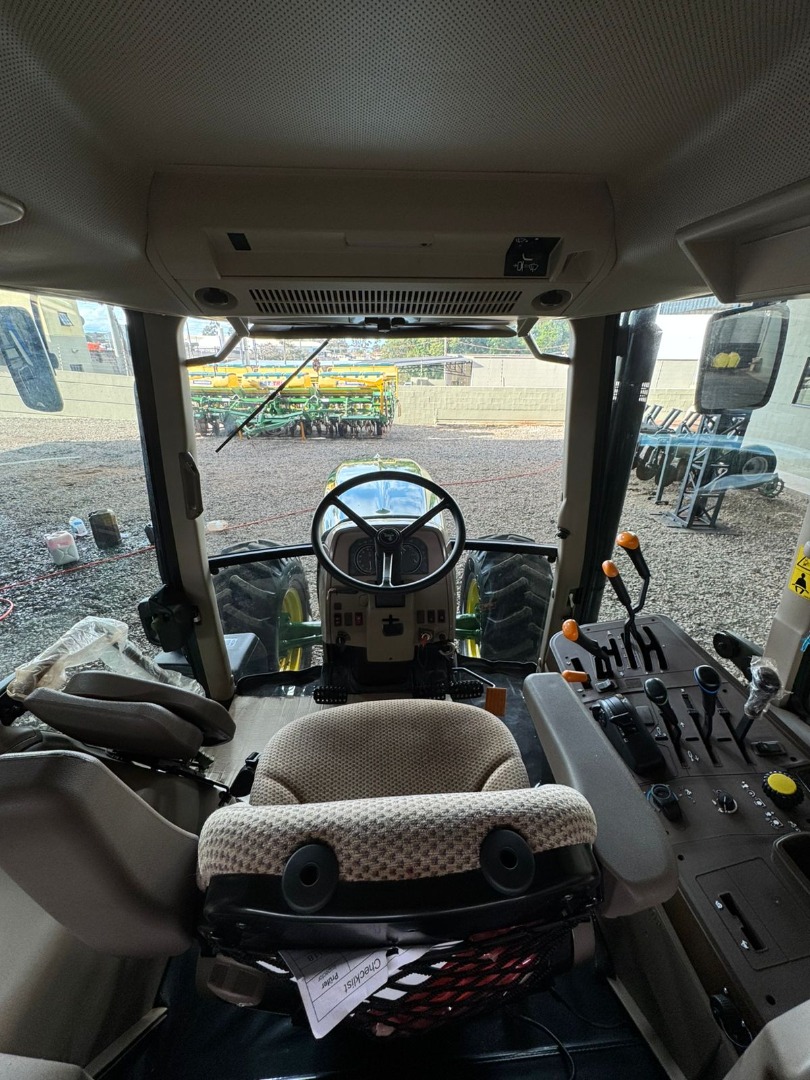 TRATOR JOHN DEERE MODELO 6150J ANO 2022 COM APENAS 445 HORAS TRABALHADAS.