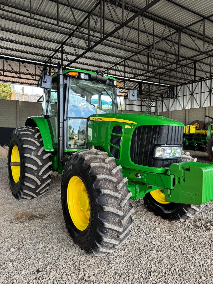 TRATOR JOHN DEERE MODELO 6150J ANO 2022 COM APENAS 445 HORAS TRABALHADAS.