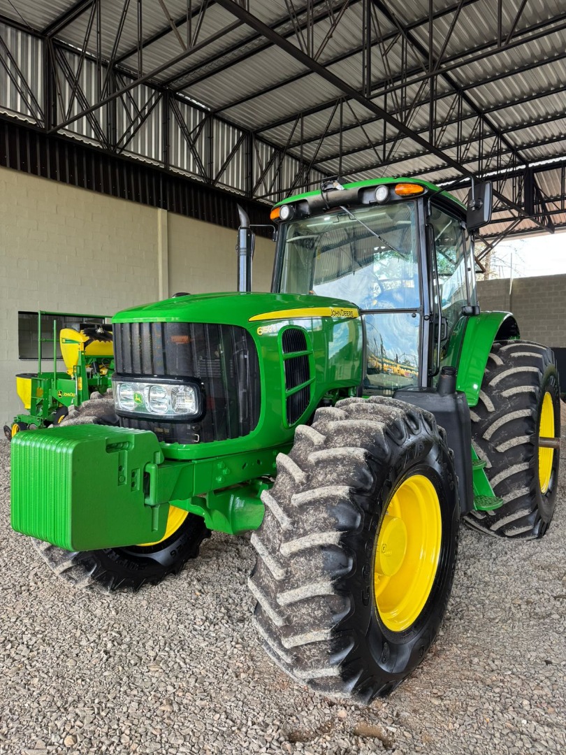 TRATOR JOHN DEERE MODELO 6150J ANO 2022 COM APENAS 445 HORAS TRABALHADAS.