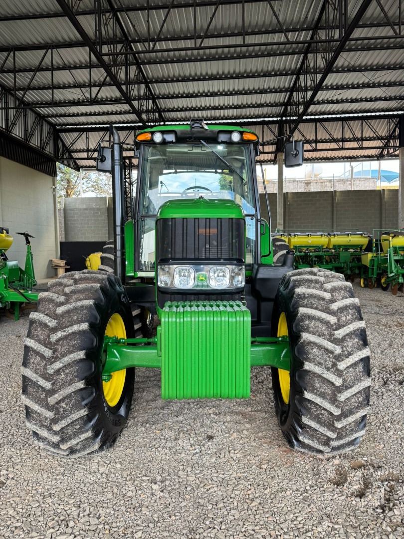 TRATOR JOHN DEERE MODELO 6150J ANO 2022 COM APENAS 445 HORAS TRABALHADAS.