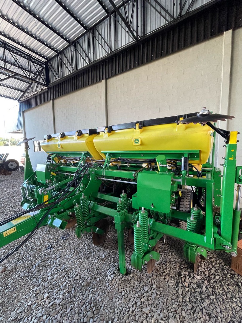 PLANTADEIRA JOHN DEERE, MODELO 1109 RADIAL ANO 2015 COM MONITOR DE SEMENTES SAFRA MAX.