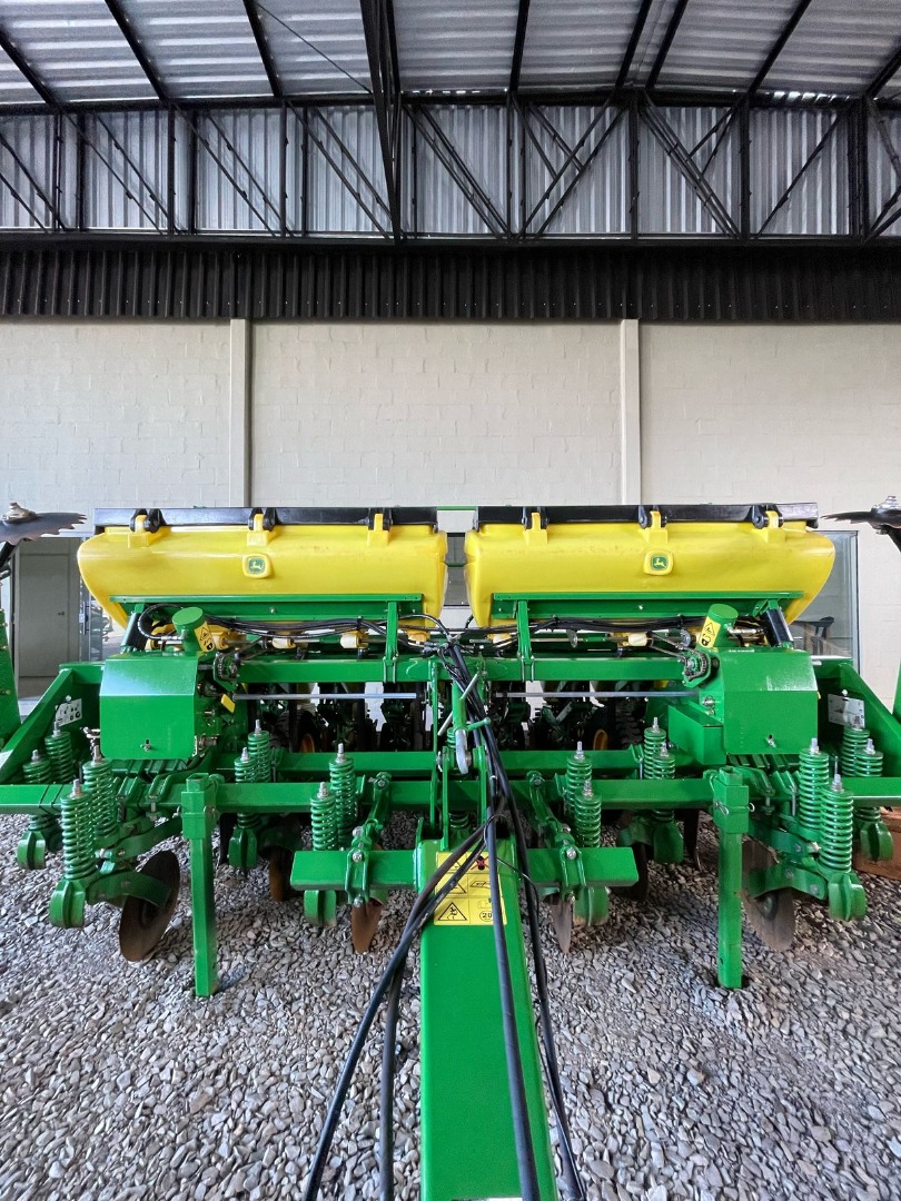 PLANTADEIRA JOHN DEERE, MODELO 1109 RADIAL ANO 2015 COM MONITOR DE SEMENTES SAFRA MAX.