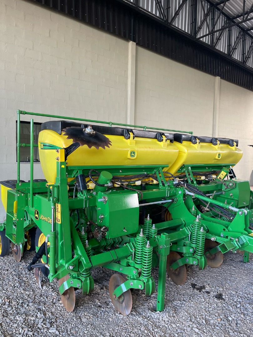 PLANTADEIRA JOHN DEERE, MODELO 1109 RADIAL ANO 2015 COM MONITOR DE SEMENTES SAFRA MAX.