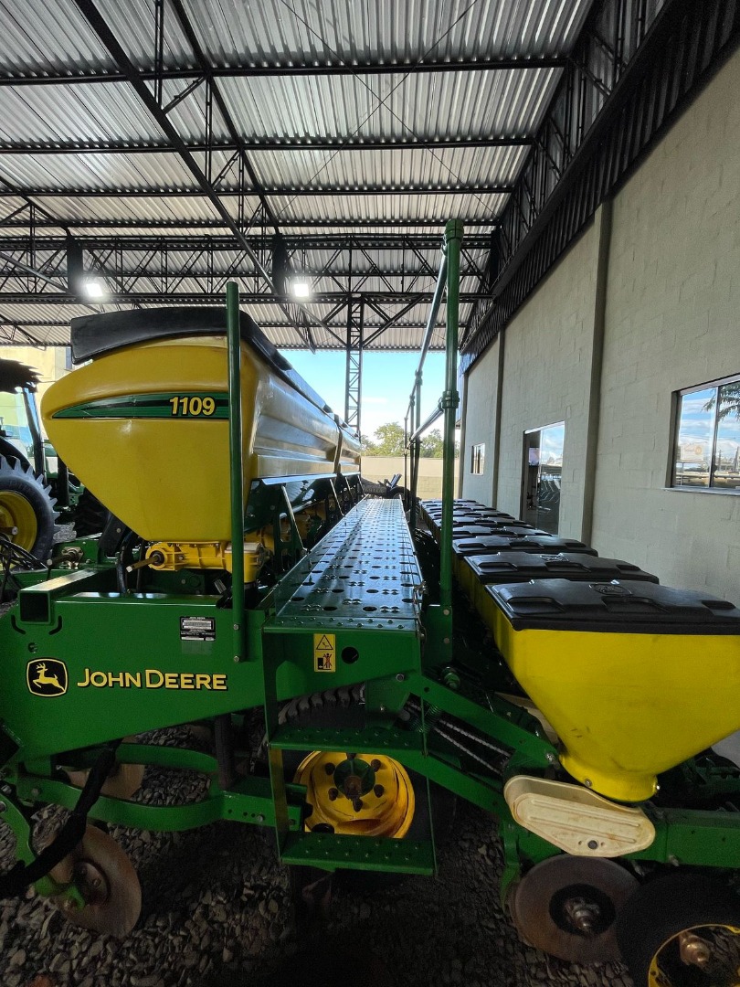 PLANTADEIRA JOHN DEERE, MODELO 1109 RADIAL ANO 2015 COM MONITOR DE SEMENTES SAFRA MAX.