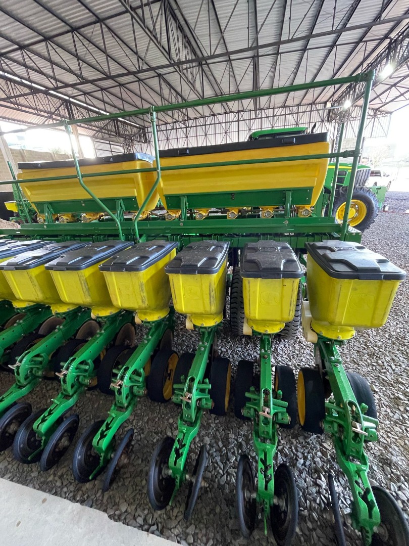 PLANTADEIRA JOHN DEERE, MODELO 1109 RADIAL ANO 2015 COM MONITOR DE SEMENTES SAFRA MAX.