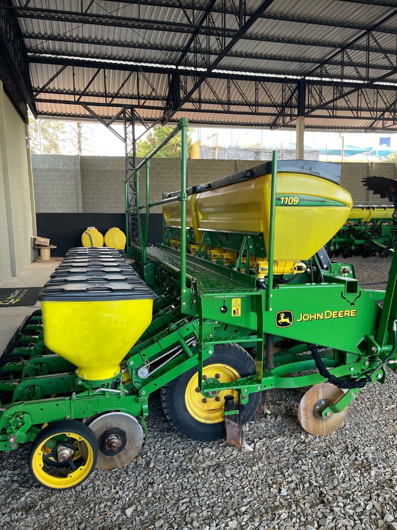PLANTADEIRA JOHN DEERE, MODELO 1109 RADIAL ANO 2015 COM MONITOR DE SEMENTES SAFRA MAX.