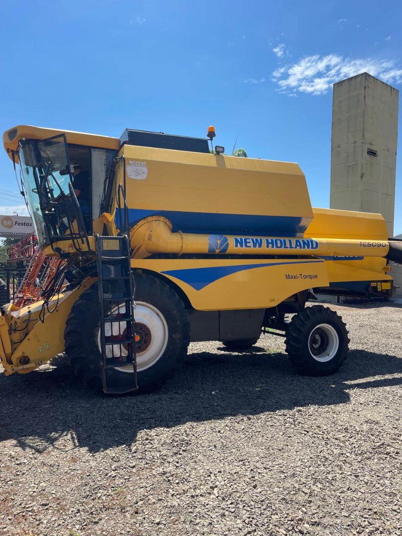 COLHEITADEIRA NEW HOLLAND TC 5090 ANO 2016 25 PÉS CARACOL